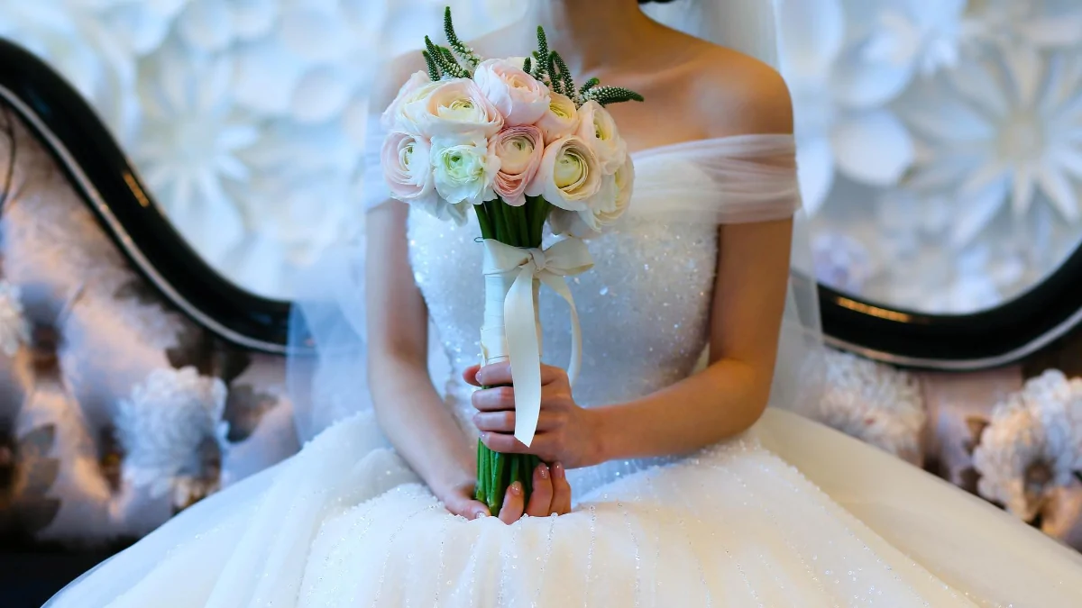 Noiva segurando bouquet  de casamento