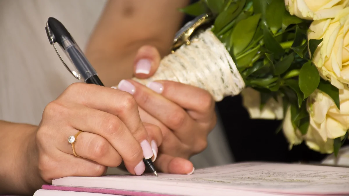 Noiva assinando documento do casamento civil